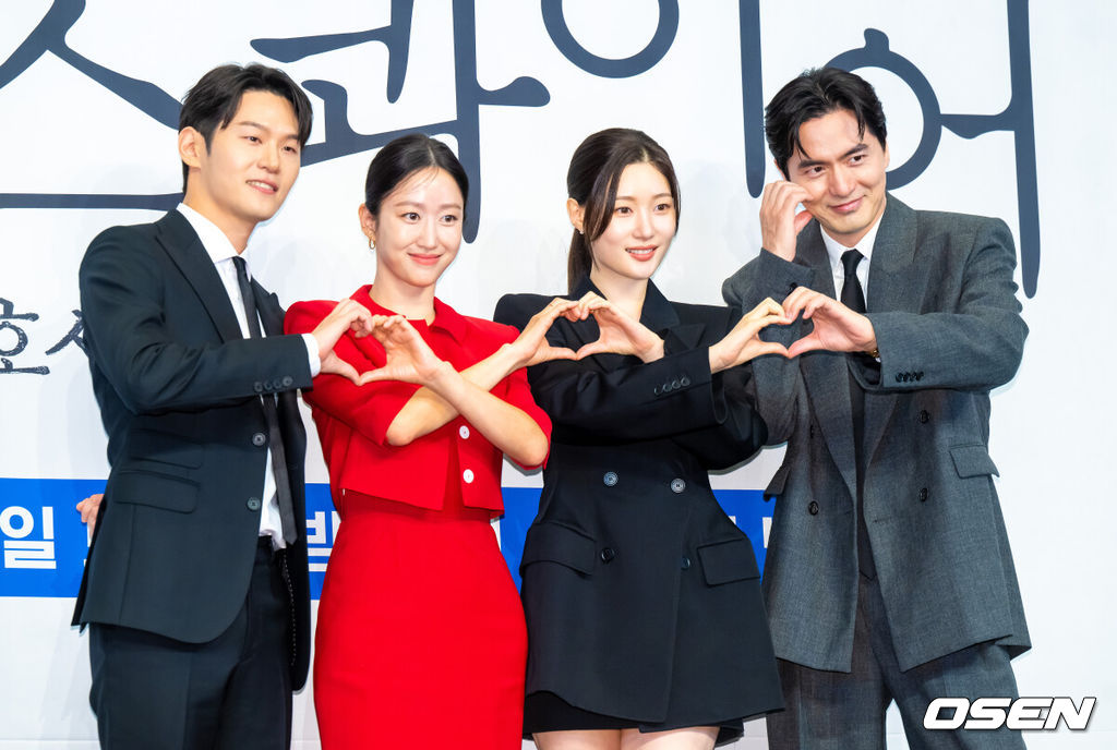31일 오후 서울 신도림 더링크호텔에서 JTBC 새 토일드라마 ‘에스콰이어: 변호사를 꿈꾸는 변호사들’(극본 박미현 연출 김재홍) 제작발표회가 진행됐다. 정의롭고 당차지만 사회생활에 서툰 법무법인 율림의 신입 변호사 강효민(정채연 분)이 왜인지 온 세상에 냉기를 뿜어대지만 실력만큼은 최고인 파트너 변호사 윤석훈(이진욱 분)을 통해 완전한 변호사로 성장해 나가는 오피스 성장물로 오는 8월 2일 첫방송된다.배우 이학주와 전혜빈, 정채연, 이진욱이 포즈를 취하고 있다 .  2025.07.31 / soul1014@osen.co.kr