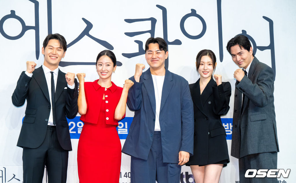 31일 오후 서울 신도림 더링크호텔에서 JTBC 새 토일드라마 ‘에스콰이어: 변호사를 꿈꾸는 변호사들’(극본 박미현 연출 김재홍) 제작발표회가 진행됐다. 정의롭고 당차지만 사회생활에 서툰 법무법인 율림의 신입 변호사 강효민(정채연 분)이 왜인지 온 세상에 냉기를 뿜어대지만 실력만큼은 최고인 파트너 변호사 윤석훈(이진욱 분)을 통해 완전한 변호사로 성장해 나가는 오피스 성장물로 오는 8월 2일 첫방송된다.출연배우들과 김재홍 감독이 포즈를 취하고 있다.  2025.07.31 / soul1014@osen.co.kr