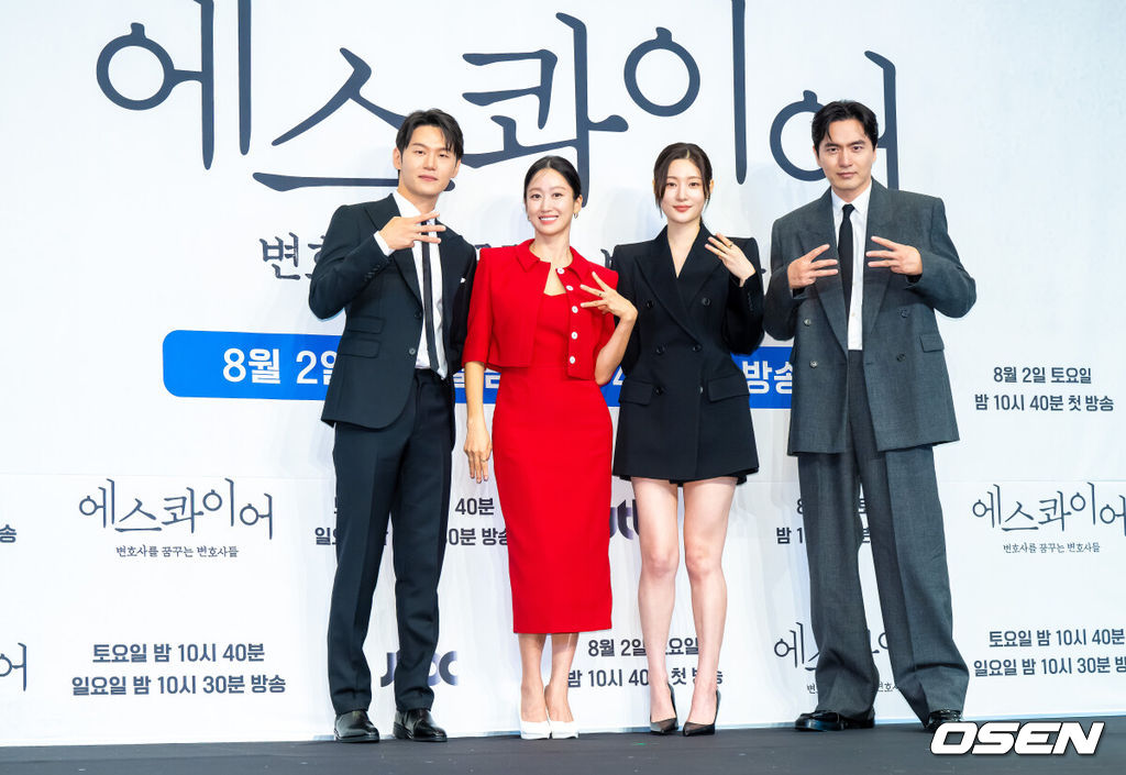 31일 오후 서울 신도림 더링크호텔에서 JTBC 새 토일드라마 ‘에스콰이어: 변호사를 꿈꾸는 변호사들’(극본 박미현 연출 김재홍) 제작발표회가 진행됐다. 정의롭고 당차지만 사회생활에 서툰 법무법인 율림의 신입 변호사 강효민(정채연 분)이 왜인지 온 세상에 냉기를 뿜어대지만 실력만큼은 최고인 파트너 변호사 윤석훈(이진욱 분)을 통해 완전한 변호사로 성장해 나가는 오피스 성장물로 오는 8월 2일 첫방송된다.배우 이학주와 전혜빈, 정채연, 이진욱이 포즈를 취하고 있다 .  2025.07.31 / soul1014@osen.co.kr