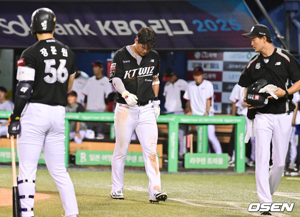 30일 오후 서울 잠실구장에서 ‘2025 신한 SOL BANK KBO리그’ LG 트윈스와 KT 위즈의 경기가 진행됐다.이날 LG는 손주영(8승 6패)을 KT는 패트릭(0승 0패)을 선발투수로 내세웠다. 6회초 무사 1루 KT 배정대가 병살타 날린뒤 부상으로 교체되고 있다. 2025.07.30  / soul1014@osen.co.kr