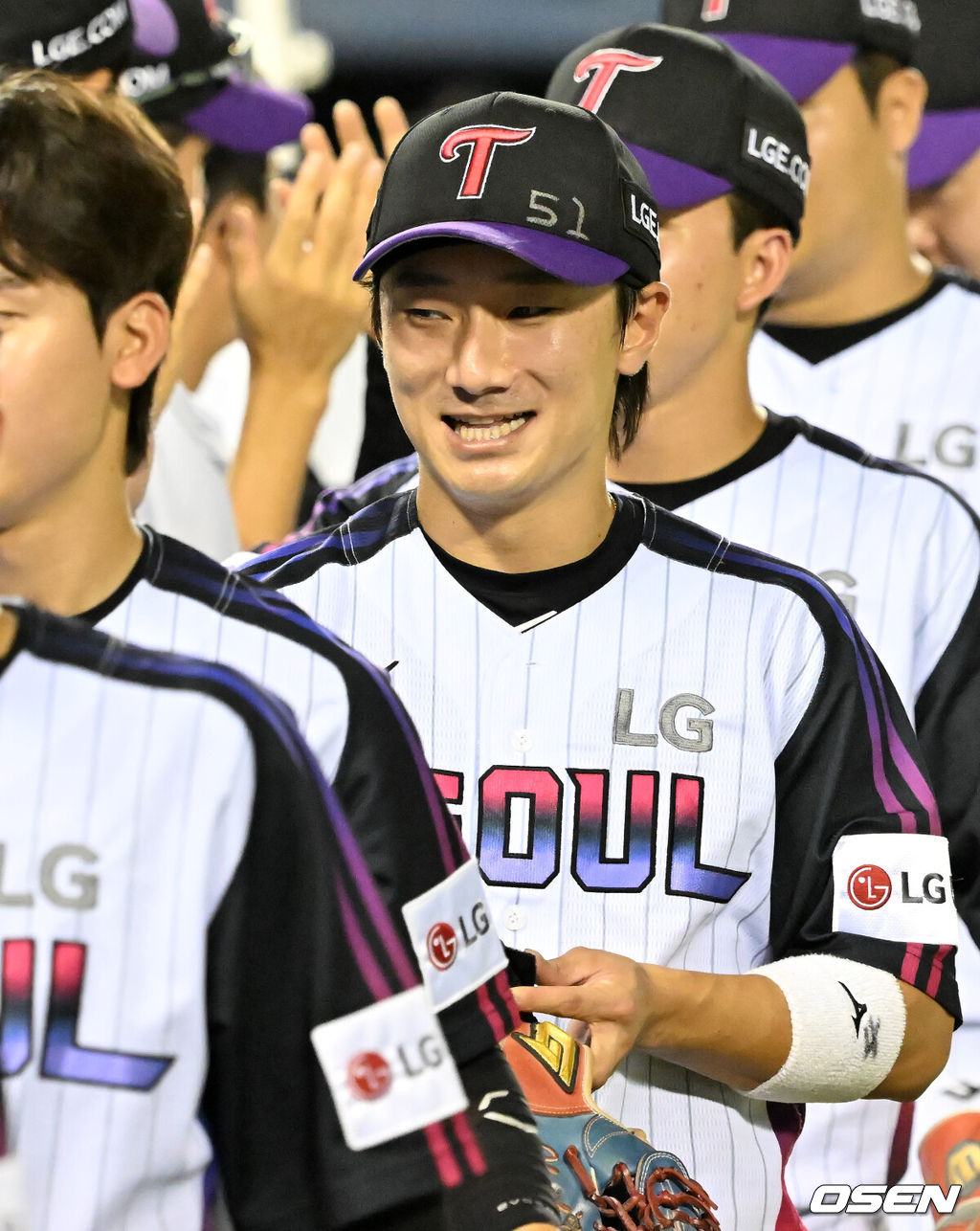 18일 오후 서울 잠실구장에서 ‘2025 신한 SOL BANK KBO리그’ LG 트윈스와 롯데 자이언츠의 경기가 열렸다.이 경기에서 LG는 롯데와 경기에서 2-1로 승리했다. 2위 LG는 3위 롯데와 간격을 2경기 차이로 밀어냈다. LG 선발 손주영은 6이닝 7피안타 무사사구 3탈삼진 1실점으로 호투했다. 박동원이 동점 솔로 홈런, 이주헌이 역전 결승타를 터뜨렸다. 손주영에 이어 7회 이정용, 8회 김진성, 9회 유영찬이 1점 차 리드를 지켜냈다. 경기를 마치고 LG 신민재가 코치진들과 하이파이브를 하고 있다. 2025.07.18 / rumi@osen.co.kr
