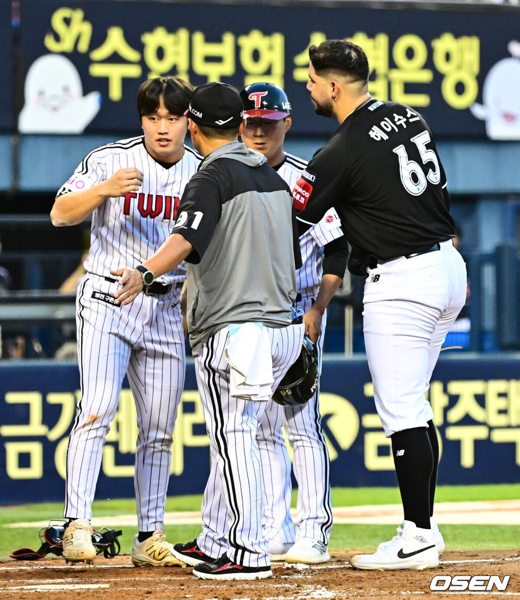 31일 오후 서울 잠실구장에서 ‘2025 신한 SOL Bank KBO리그’ LG 트윈스와 KT 위즈의 경기가 열렸다.LG는 송승기, KT는 헤이수스가 선발로 나섰다.3회말 1사 1루에서 KT 헤이수스가 대타로 나선 LG 손용준 머리를 맞추며 사과를 하고 있다. 헤이수스는 헤드샷 퇴장. 2025.07.31 / jpnews@osen.co.kr