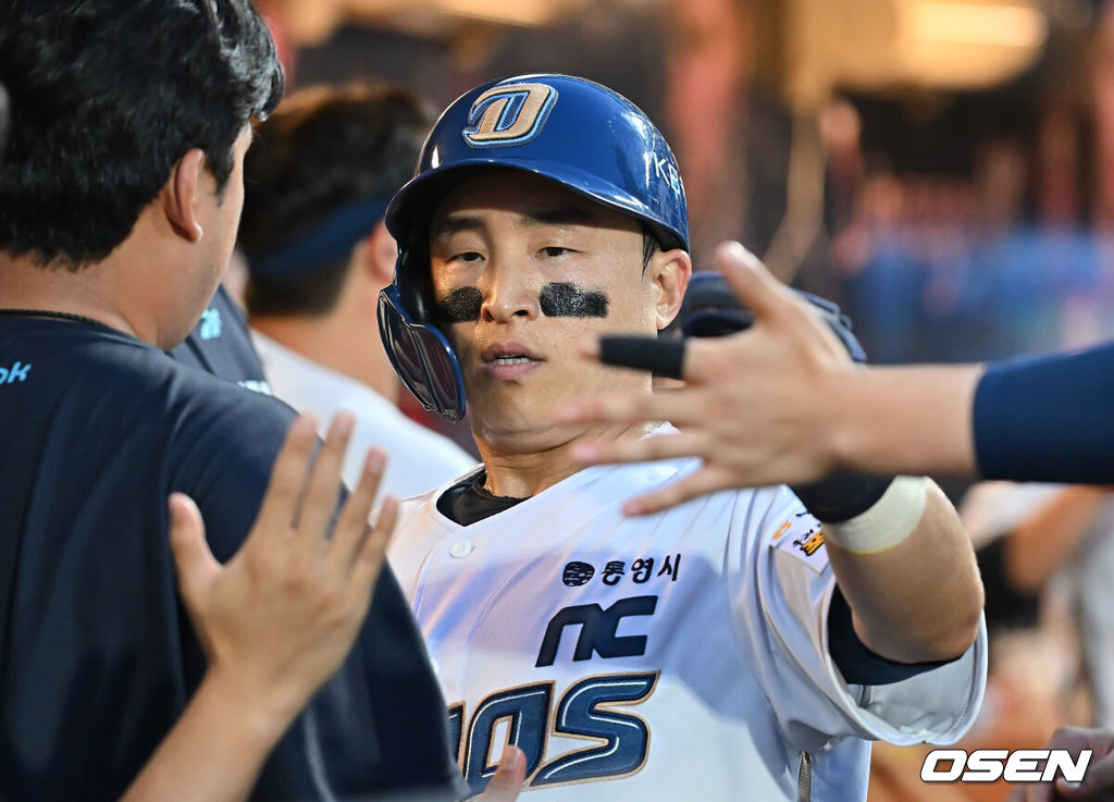 NC 손아섭이 5회말 2사 1,2루 김주원의 우익수 앞 1타점 안타때 득점을 올리고 하이파이브를 하고 있다. 2025.07.05 / foto0307@osen.co.kr
