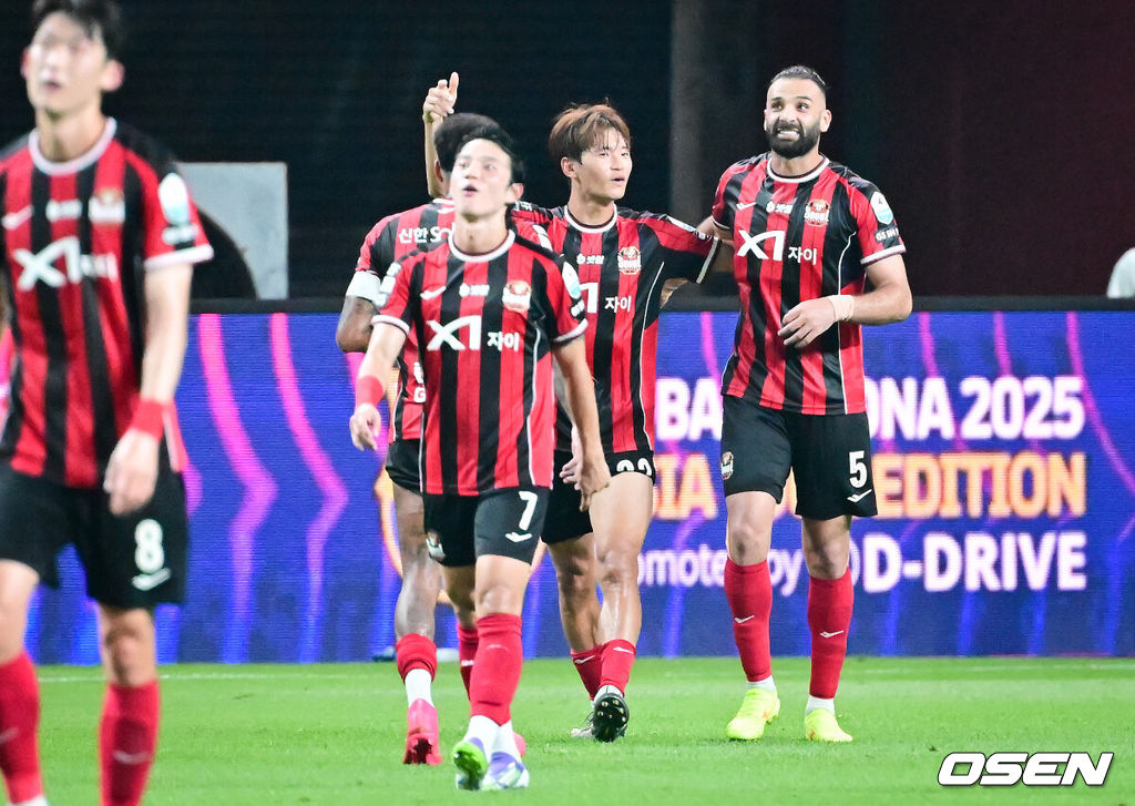 31일 오후 서울월드컵경기장에서 바르셀로나와 FC서울의 FC바르셀로나 2025 아시아 투어 에디션 한국 경기가 진행됐다.한지 플릭 감독이 이끄는 바르셀로나는 로베르트 레반도프스키를 필두로 하피냐, 다니 올모, 라민 야말이 공격진을, 중원에는 페드리, 프렌키 더 용이 구성하며, 포백은 알레한드로 발데, 로날드 아라우호, 파우 쿠바르시, 쥘 쿤데가 이룬다. 마지막으로 골문은 후안 가르시아가 지킨다.김기동 감독이 지휘하는 서울은 조영욱이 원톱으로 나서고, 문선민, 린가드, 안데르손이 지원 사격한다. 미드필드는 이승모, 정승원이 책임지고, 수비는 김진수, 정태욱, 야잔, 박수일이 구성한다. 골키퍼 장갑은 강현무가 착용한다.전반 FC서울 야잔이 동점골을 넣고 동료들과 기뻐하고 있다. 2025.07.31 / soul1014@osen.co.kr