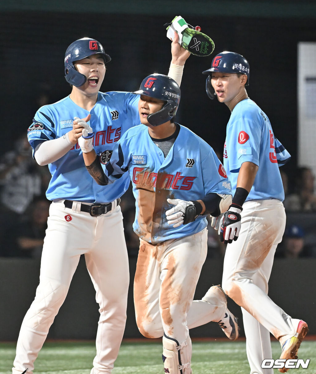 31일 부산 사직야구장에서 2025 신한 SOL 뱅크 KBO 리그 롯데 자이언츠와 NC 다이노스의 경기가 열렸다. 홈팀 롯데는 데이비슨이, 방문팀 NC는 김녹원이 선발 출전했다.롯데 자이언츠 손호영이 3회말 2사 만루 좌월 만루 홈런을 치고 하이파이브를 하고 있다. 2025.07.31 / foto0307@osen.co.kr