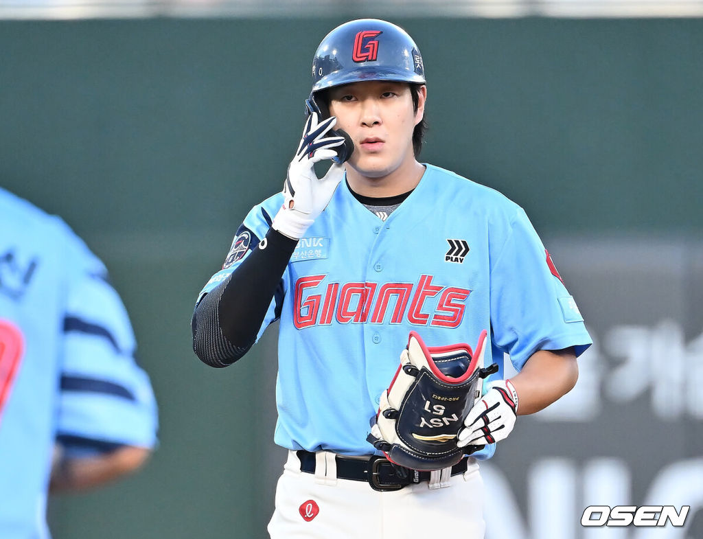 31일 부산 사직야구장에서 2025 신한 SOL 뱅크 KBO 리그 롯데 자이언츠와 NC 다이노스의 경기가 열렸다. 홈팀 롯데는 데이비슨이, 방문팀 NC는 김녹원이 선발 출전했다.롯데 자이언츠 나승엽이 2회말 1사 1,2루 좌익수 오른쪽 2타점 2루타를 치고 더그아웃을 바라보고 있다. 2025.07.31 / foto0307@osen.co.kr