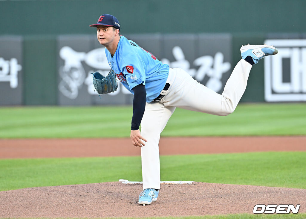 31일 부산 사직야구장에서 2025 신한 SOL 뱅크 KBO 리그 롯데 자이언츠와 NC 다이노스의 경기가 열렸다. 홈팀 롯데는 데이비슨이, 방문팀 NC는 김녹원이 선발 출전했다.롯데 자이언츠 선발 투수 데이비슨이 역투하고 있다. 2025.07.31 / foto0307@osen.co.kr
