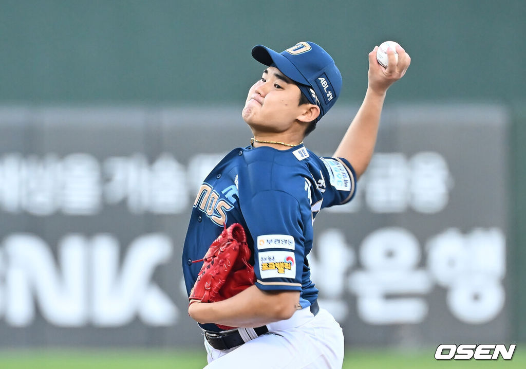 31일 부산 사직야구장에서 2025 신한 SOL 뱅크 KBO 리그 롯데 자이언츠와 NC 다이노스의 경기가 열렸다. 홈팀 롯데는 데이비슨이, 방문팀 NC는 김녹원이 선발 출전했다.NC 다이노스 선발 투수 김녹원이 역투하고 있다. 2025.07.31 / foto0307@osen.co.kr