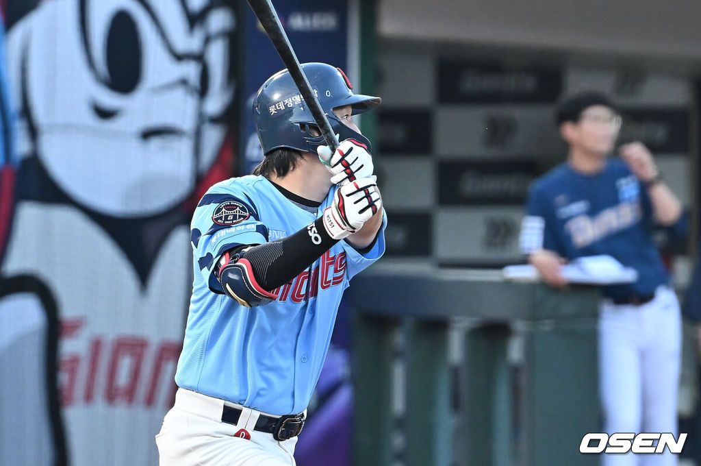 31일 부산 사직야구장에서 2025 신한 SOL 뱅크 KBO 리그 롯데 자이언츠와 NC 다이노스의 경기가 열렸다. 홈팀 롯데는 데이비슨이, 방문팀 NC는 김녹원이 선발 출전했다.롯데 자이언츠 나승엽이 2회말 1사 1,2루 좌익수 오른쪽 2타점 2루타를 치고 있다. 2025.07.31 / foto0307@osen.co.kr