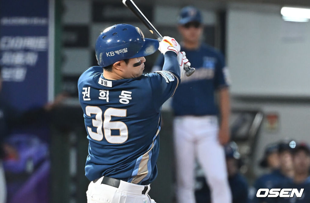 31일 부산 사직야구장에서 2025 신한 SOL 뱅크 KBO 리그 롯데 자이언츠와 NC 다이노스의 경기가 열렸다. 홈팀 롯데는 데이비슨이, 방문팀 NC는 김녹원이 선발 출전했다.NC 다이노스 권희동이 3회초 2사 2루 좌익수 왼쪽 뒤 1타점 2루타를 치고 있다. 2025.07.31 / foto0307@osen.co.kr