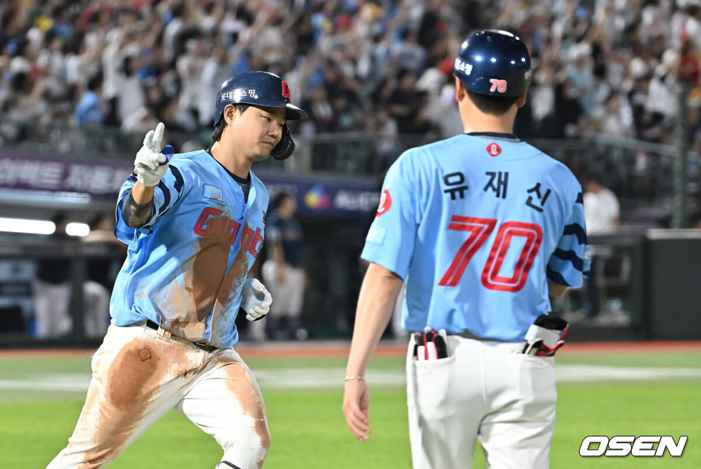 31일 부산 사직야구장에서 2025 신한 SOL 뱅크 KBO 리그 롯데 자이언츠와 NC 다이노스의 경기가 열렸다. 홈팀 롯데는 데이비슨이, 방문팀 NC는 김녹원이 선발 출전했다.롯데 자이언츠 손호영이 3회말 2사 만루 좌월 만루 홈런을 치고 세리머니를 하고 있다. 2025.07.31 / foto0307@osen.co.kr