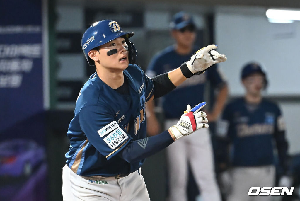 31일 부산 사직야구장에서 2025 신한 SOL 뱅크 KBO 리그 롯데 자이언츠와 NC 다이노스의 경기가 열렸다. 홈팀 롯데는 데이비슨이, 방문팀 NC는 김녹원이 선발 출전했다.NC 다이노스 김주원이 5회초 1사 1루 우익수 오른쪽 1타점 3루타를 치고 있다. 2025.07.31 / foto0307@osen.co.kr