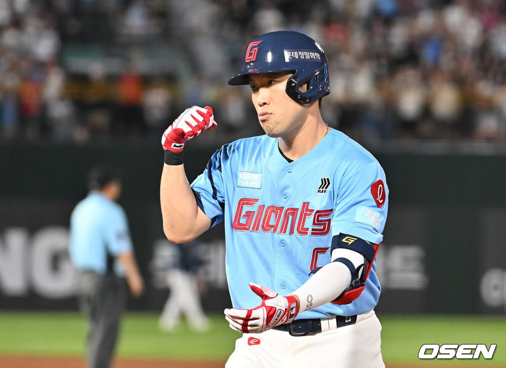 31일 부산 사직야구장에서 2025 신한 SOL 뱅크 KBO 리그 롯데 자이언츠와 NC 다이노스의 경기가 열렸다. 홈팀 롯데는 데이비슨이, 방문팀 NC는 김녹원이 선발 출전했다.롯데 자이언츠 전준우가 8회말 2사 2루 좌익수 앞 1타점 안타를 치고 세리머니를 하고 있다. 2025.07.31 / foto0307@osen.co.kr