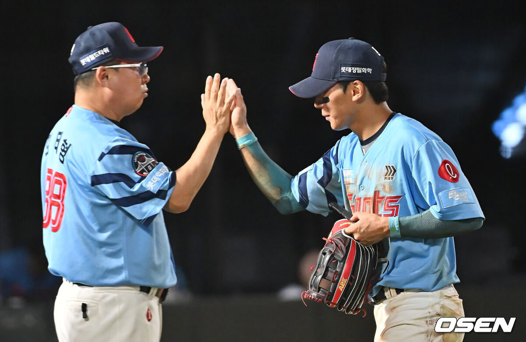 31일 부산 사직야구장에서 2025 신한 SOL 뱅크 KBO 리그 롯데 자이언츠와 NC 다이노스의 경기가 열렸다. 홈팀 롯데는 데이비슨이, 방문팀 NC는 김녹원이 선발 출전했다.롯데 자이언츠 김태형 감독이 NC 다이노스에 11-5로 승리한 후 장두성과 기쁨을 나누고 있다. 2025.07.31 / foto0307@osen.co.kr