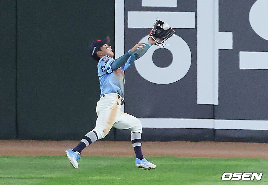 31일 부산 사직야구장에서 2025 신한 SOL 뱅크 KBO 리그 롯데 자이언츠와 NC 다이노스의 경기가 열렸다. 홈팀 롯데는 데이비슨이, 방문팀 NC는 김녹원이 선발 출전했다.롯데 자이언츠 장두성이 9회초 1사 NC 다이노스 최정원의 타구를 잡고 있다. 2025.07.31 / foto0307@osen.co.kr