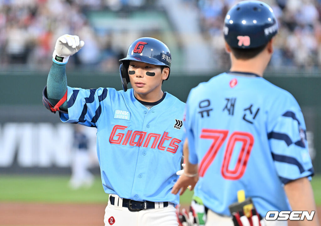 31일 부산 사직야구장에서 2025 신한 SOL 뱅크 KBO 리그 롯데 자이언츠와 NC 다이노스의 경기가 열렸다. 홈팀 롯데는 데이비슨이, 방문팀 NC는 김녹원이 선발 출전했다.롯데 자이언츠 장두성이 2회말 1사 1,3루 우익수 앞 1타점 안타를 치고 세리머니를 하고 있다. 2025.07.31 / foto0307@osen.co.kr