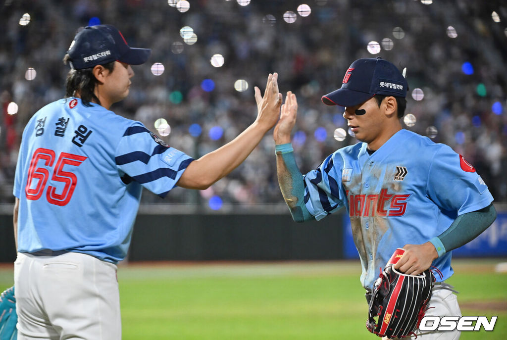 31일 부산 사직야구장에서 2025 신한 SOL 뱅크 KBO 리그 롯데 자이언츠와 NC 다이노스의 경기가 열렸다. 홈팀 롯데는 데이비슨이, 방문팀 NC는 김녹원이 선발 출전했다.롯데 자이언츠 정철원이 8회초 2사 NC 다이노스 김형준의 타구를 몸을 날려 잡은 장두성과 하이파이브를 하고 있다. 2025.07.31 / foto0307@osen.co.kr