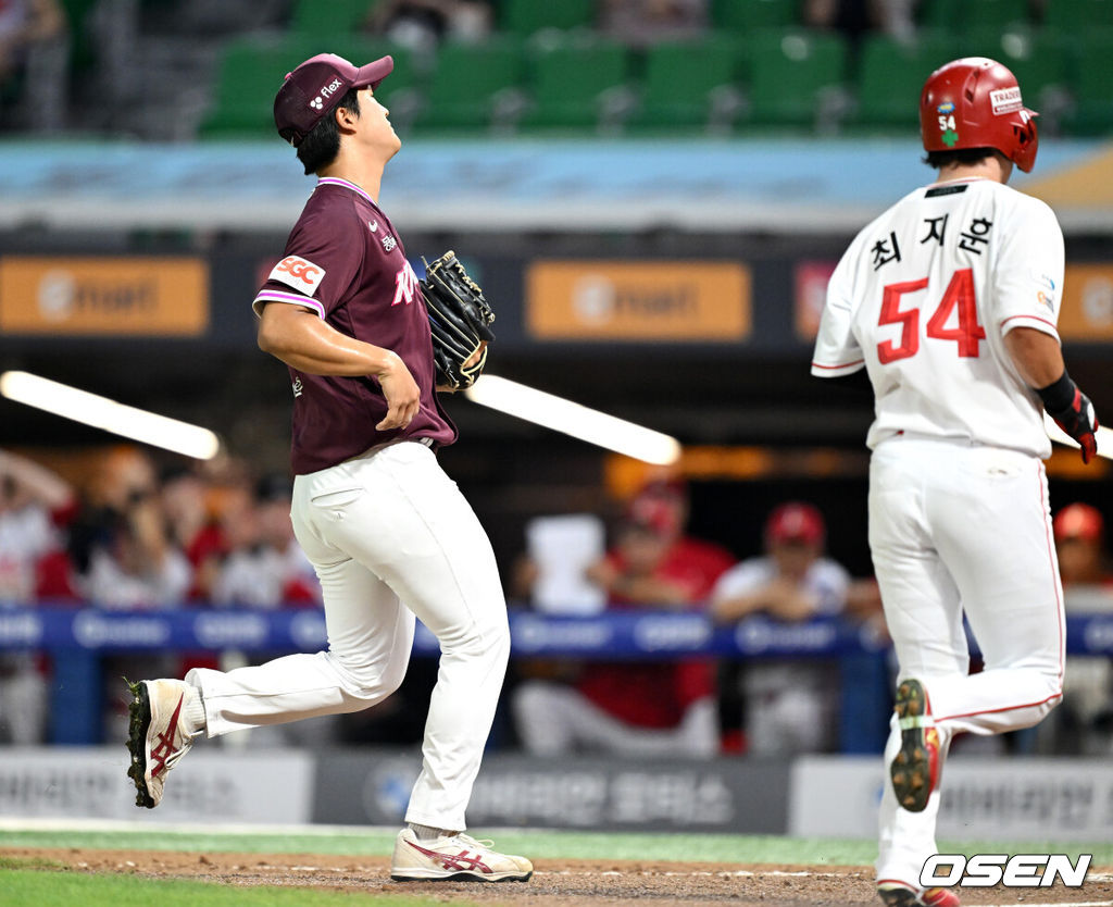 31일 오후 인천 SSG랜더스필드에서 2025 신한 SOL Bank KBO리그 SSG 랜더스와 키움 히어로즈의 경기가 열렸다.SSG는 앤더슨, 키움은 김연주를 선발 투수로 내세웠다.8회말 1사 만루에서 키움 전준표가 폭투로 실점하고 있다. 2025.07.31 /sunday@osen.co.kr