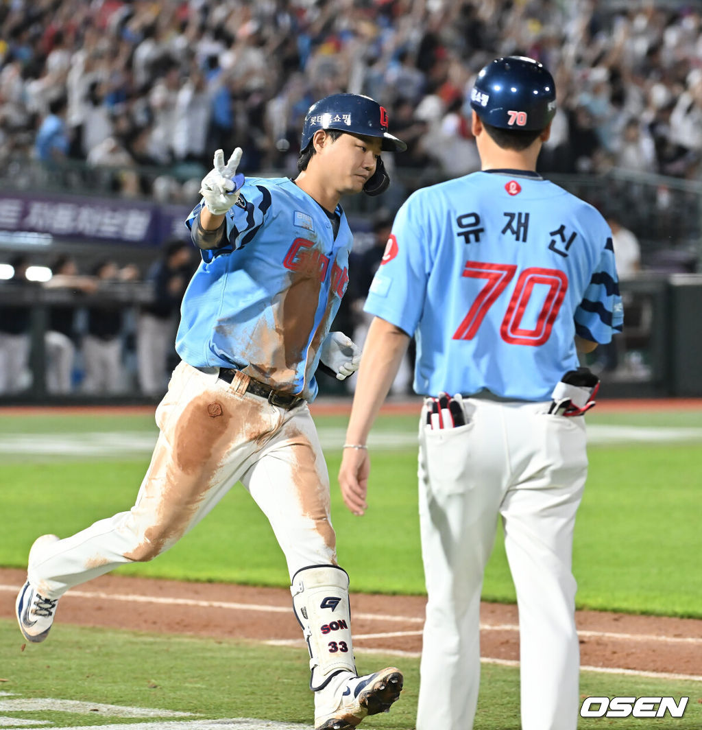 31일 부산 사직야구장에서 2025 신한 SOL 뱅크 KBO 리그 롯데 자이언츠와 NC 다이노스의 경기가 열렸다. 홈팀 롯데는 데이비슨이, 방문팀 NC는 김녹원이 선발 출전했다.롯데 자이언츠 손호영이 3회말 2사 만루 좌월 만루 홈런을 치고 세리머니를 하고 있다. 2025.07.31 / foto0307@osen.co.kr