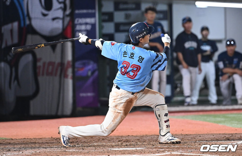 31일 부산 사직야구장에서 2025 신한 SOL 뱅크 KBO 리그 롯데 자이언츠와 NC 다이노스의 경기가 열렸다. 홈팀 롯데는 데이비슨이, 방문팀 NC는 김녹원이 선발 출전했다.롯데 자이언츠 손호영이 3회말 2사 만루 좌월 만루 홈런을 치고 있다. 2025.07.31 / foto0307@osen.co.kr