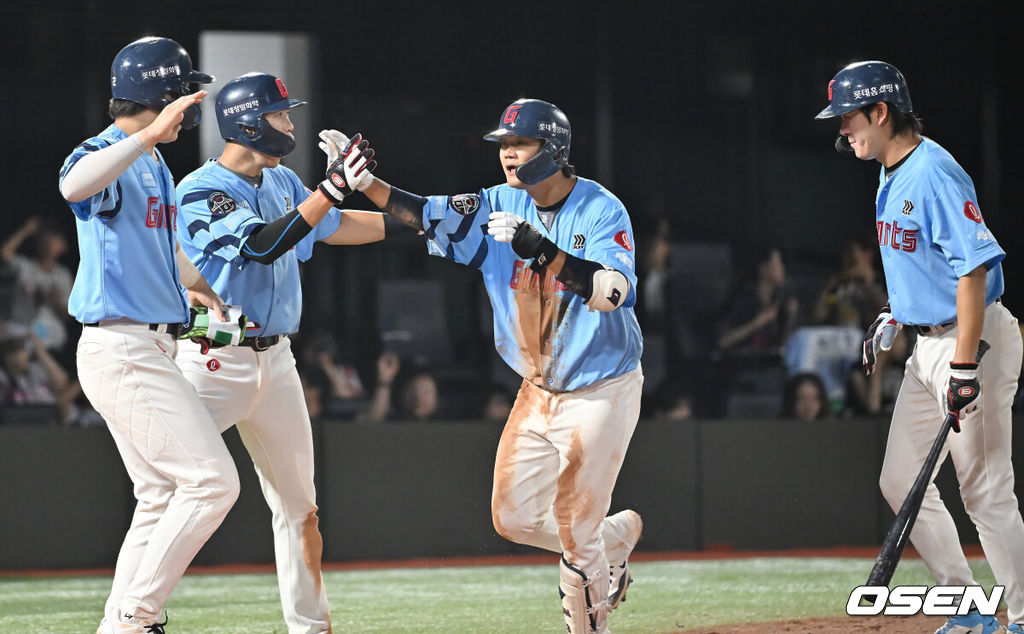 31일 부산 사직야구장에서 2025 신한 SOL 뱅크 KBO 리그 롯데 자이언츠와 NC 다이노스의 경기가 열렸다. 홈팀 롯데는 데이비슨이, 방문팀 NC는 김녹원이 선발 출전했다.롯데 자이언츠 손호영이 3회말 2사 만루 좌월 만루 홈런을 치고 하이파이브를 하고 있다. 2025.07.31 / foto0307@osen.co.kr