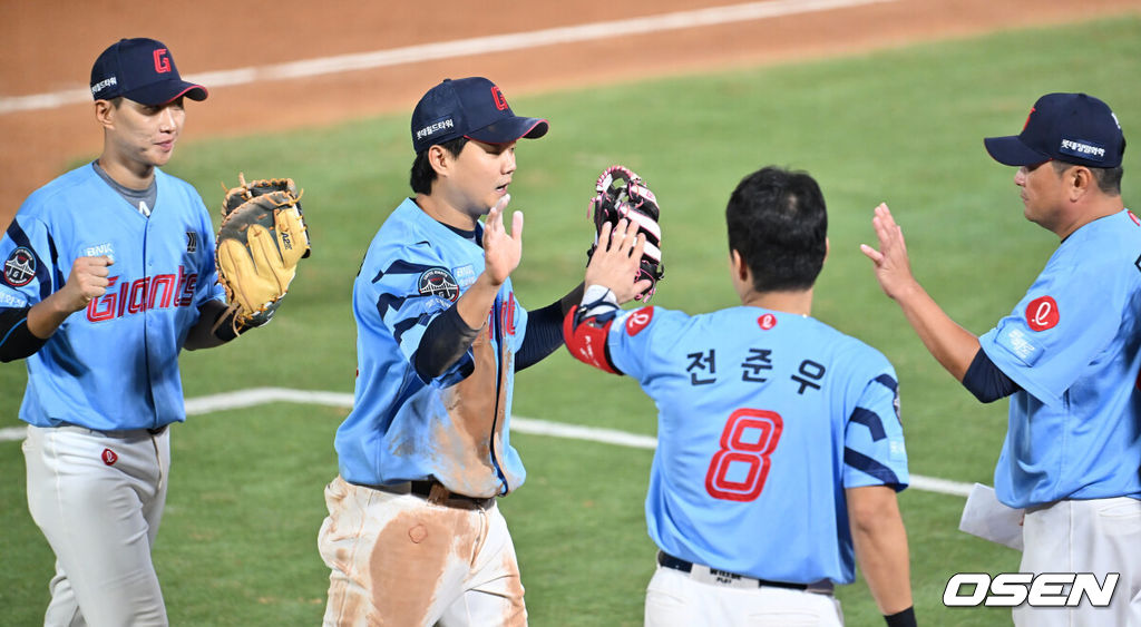 31일 부산 사직야구장에서 2025 신한 SOL 뱅크 KBO 리그 롯데 자이언츠와 NC 다이노스의 경기가 열렸다. 홈팀 롯데는 데이비슨이, 방문팀 NC는 김녹원이 선발 출전했다.롯데 자이언츠 손호영이 6회초 2사 만루 NC 다이노스 권희동의 3루 직선타를 잡아 아웃시키고 하이파이브를 하고 있다. 2025.07.31 / foto0307@osen.co.kr