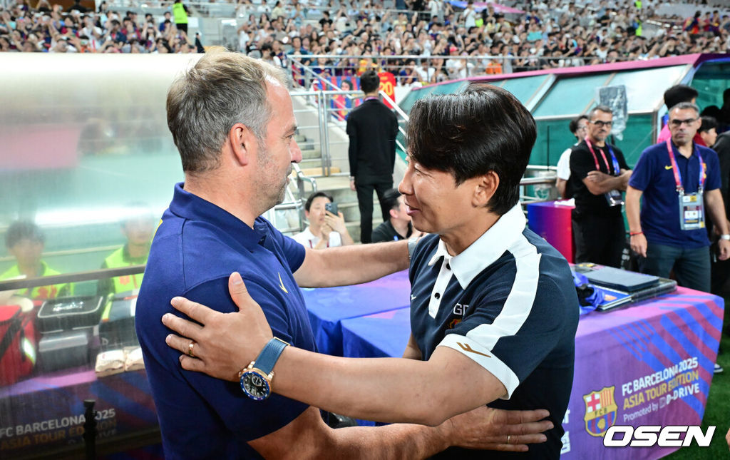31일 오후 서울월드컵경기장에서 바르셀로나와 FC서울의 FC바르셀로나 2025 아시아 투어 에디션 한국 경기가 진행됐다.한지 플릭 감독이 이끄는 바르셀로나는 로베르트 레반도프스키를 필두로 하피냐, 다니 올모, 라민 야말이 공격진을, 중원에는 페드리, 프렌키 더 용이 구성하며, 포백은 알레한드로 발데, 로날드 아라우호, 파우 쿠바르시, 쥘 쿤데가 이룬다. 마지막으로 골문은 후안 가르시아가 지킨다.김기동 감독이 지휘하는 서울은 조영욱이 원톱으로 나서고, 문선민, 린가드, 안데르손이 지원 사격한다. 미드필드는 이승모, 정승원이 책임지고, 수비는 김진수, 정태욱, 야잔, 박수일이 구성한다. 골키퍼 장갑은 강현무가 착용한다.경기 앞두고 한지 플릭 감독과 김기동 감독이 인사를 나누고 있다. 2025.07.31 / soul1014@osen.co.kr