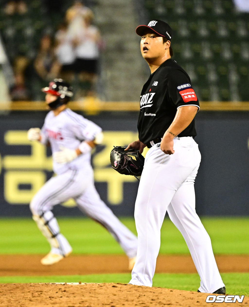 31일 오후 서울 잠실구장에서 ‘2025 신한 SOL Bank KBO리그’ LG 트윈스와 KT 위즈의 경기가 열렸다.LG는 송승기, KT는 헤이수스가 선발로 나섰다.8회말 무사에서 KT 강백호가 LG 이주헌에 좌월 솔로포를 허용하며 아쉬워하고 있다. 2025.07.31 / jpnews@osen.co.kr