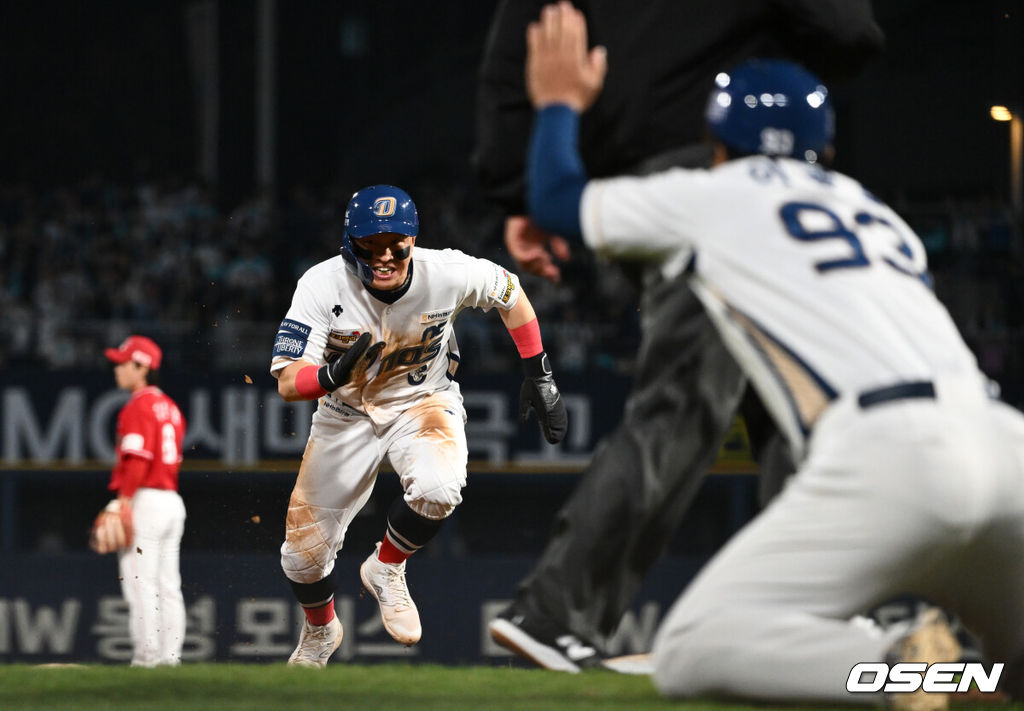 25일 오후 창원NC파크에서 2023 KBO 준플레이오프 3차전 NC 다이노스와 SSG 랜더스의 경기가 열렸다.4회말 1사 1루 NC 손아섭이 2루 도루 후 SSG 포수 김민식의 송구 실책을 틈타 3루로 쇄도하고 있다. 2023.10.25 /cej@osen.co.kr