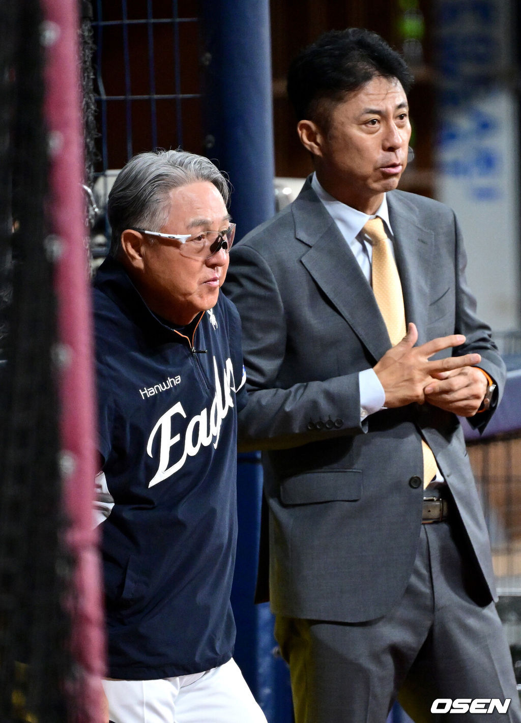 경기를 앞두고 한화 김경문 감독과 손혁 단장이 대화를 나누고 있다. 2025.07.04 / dreamer@osen.co.kr