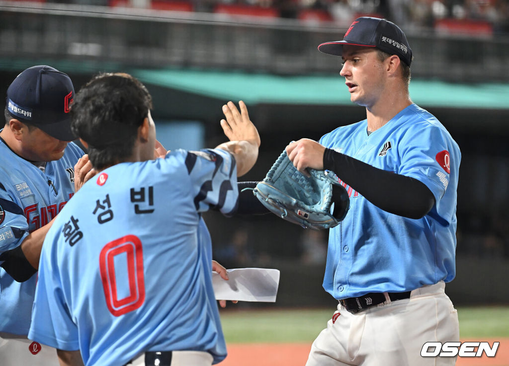 31일 부산 사직야구장에서 2025 신한 SOL 뱅크 KBO 리그 롯데 자이언츠와 NC 다이노스의 경기가 열렸다. 홈팀 롯데는 데이비슨이, 방문팀 NC는 김녹원이 선발 출전했다.롯데 자이언츠 선발 투수 데이비슨이 5회초 2실점하고 이닝 교체를 하고 있다. 2025.07.31 / foto0307@osen.co.kr