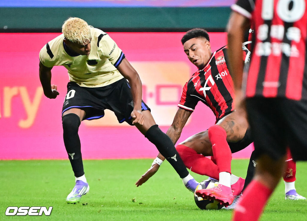 완패다. 그만큼 라리가 챔피언 FC 바르셀로나가 진지하게 경기에 나서 한국 팬들을 감동시켰다.바르셀로나는 31일 오후 8시 서울월드컵경기장에서 K리그1 FC서울과 맞대결서 7-3으로 완승응 거뒀다. 이날 바르셀로나는 주전으로 나선 전반에 3골, 로테이션을 가동한 후반에 4골을 넣으면서 남다른 화력을 뽐내면서 한국 팬들에게 강한 인상을 남겼다.전반 린가드가 라민 야말의 공을 빼앗고 있다   2025.07.31 / soul1014@osen.co.kr