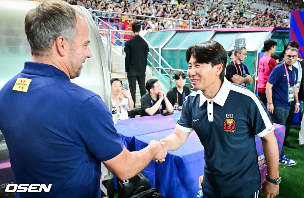 완패다. 그만큼 라리가 챔피언 FC 바르셀로나가 진지하게 경기에 나서 한국 팬들을 감동시켰다.바르셀로나는 31일 오후 8시 서울월드컵경기장에서 K리그1 FC서울과 맞대결서 7-3으로 완승응 거뒀다. 이날 바르셀로나는 주전으로 나선 전반에 3골, 로테이션을 가동한 후반에 4골을 넣으면서 남다른 화력을 뽐내면서 한국 팬들에게 강한 인상을 남겼다.경기 앞서 FC서울 김기동 감독이 FC바르셀로나 한지 플릭 감독과 악수를 나누고 있다.    2025.07.31 / soul1014@osen.co.kr