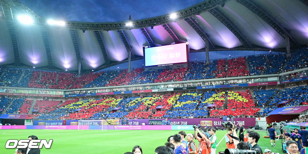 완패다. 그만큼 라리가 챔피언 FC 바르셀로나가 진지하게 경기에 나서 한국 팬들을 감동시켰다.바르셀로나는 31일 오후 8시 서울월드컵경기장에서 K리그1 FC서울과 맞대결서 7-3으로 완승응 거뒀다. 이날 바르셀로나는 주전으로 나선 전반에 3골, 로테이션을 가동한 후반에 4골을 넣으면서 남다른 화력을 뽐내면서 한국 팬들에게 강한 인상을 남겼다.경기 앞서 선수단 입장에 카드 섹션 응원이 펼쳐지고 있다. 2025.07.31 / soul1014@osen.co.kr