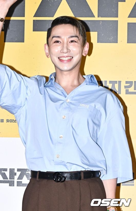  27일 서울 코엑스 메가박스에서 영화 '비공식작전' VIP 시사회가 진행됐다.‘비공식작전’은 실종된 동료를 구하기 위해 레바논으로 떠난 외교관 ‘민준’(하정우)과 현지 택시기사 ‘판수’(주지훈)의 버디 액션 영화다.방송인 김호영이 포즈를 취하고 있다.   2023.07.27  / soul1014@osen.co.kr