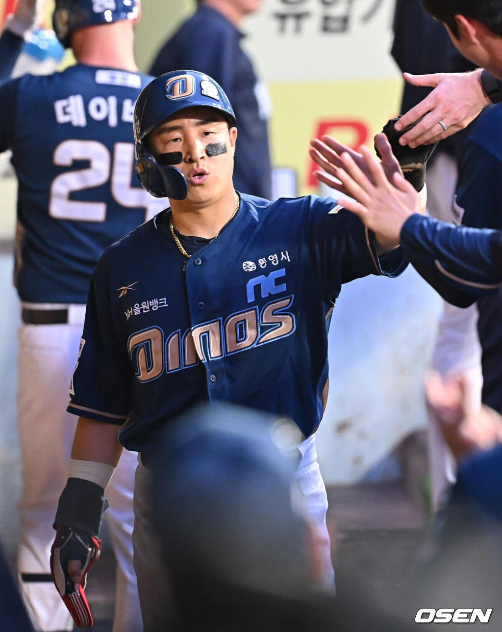 7일 대구삼성라이온즈파크에서 2025 신한 SOL 뱅크 KBO 리그 삼성 라이온즈와 NC 다이노스의 경기가 열렸다. 홈팀 삼성은 레예스가, 방문팀 NC는 신민혁이 선발 출전했다. NC 다이노스 손아섭이 7회초 1사 만루 김휘집의 좌익수 앞 동점 1타점 안타때 득점을 올리고 하이파이브를 하고 있다. 2025.06.07 / foto0307@osen.co.kr