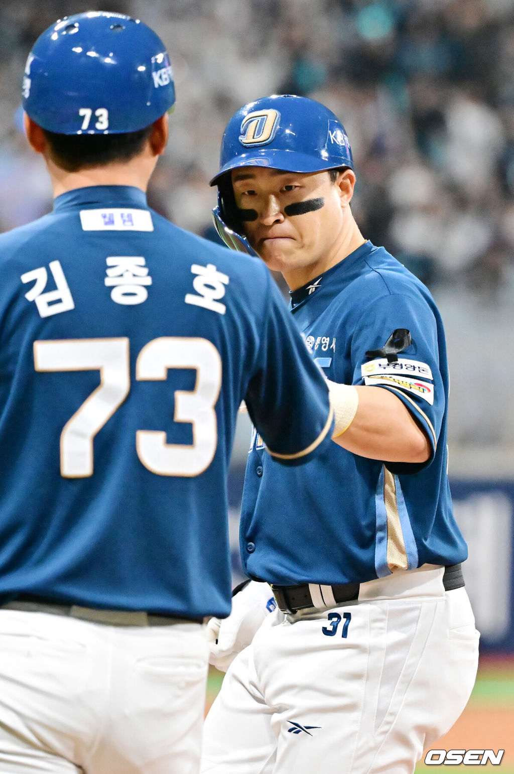 5일 오후 서울 고척스카이돔에서 2025 신한 SOL Bank KBO리그 키움 히어로즈와 NC 다이노스의 경기가 열렸다.이날 키움은 김윤하, NC는 라일리를 선발투수로 내세웠다.4회초 2사 주자 2,3루 NC 손아섭이 우익수 오른쪽 역전 2타점 적시타를 때린 후 1루에서 기뻐하고 있다. 2025.04.05 / 