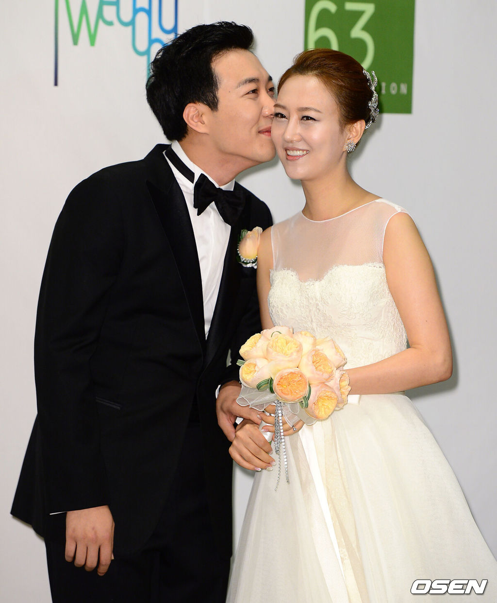 28일 오전 서울 여의도 63빌딩 그랜드볼룸홀에서 가수 장윤정과 아나운서 도경완의 결혼식에서 아나운서 도경완이 가수 장윤정의 볼에 키스를 하고 있다.가수 장윤정과 아나운서 도경완의 결혼식은 1부와 2부로 진행되며, 주례는 KBS 길환영 사장이 맡는다.1부 사회는 개그맨 이휘재, 축가는 장윤정과 돈독한 우정을 자랑하는 화요비, 거미, 영지(전 버블시스터즈), 나비 등이 진행하며 2부에서는 개그맨 조세호(전 양배추)와 소속사 식구이자 후배가수인 박현빈이 각각 사회와 축가를 맡는다. /sunday@osen.co.kr