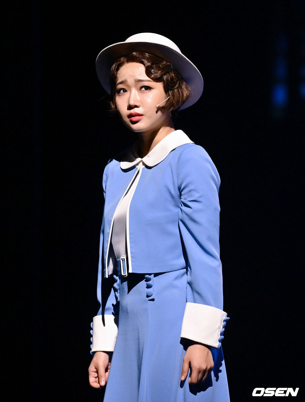 뮤지컬 '브로드웨이 42번가' 프레스콜이 24일 서울 송파구 샤롯데씨어터에서 열렸다.브로드웨이 42번가는 ‘아메리칸 드림’을 담아낸 전형적인 쇼 뮤지컬. 시골 출신의 페기 소여가 재기를 꿈꾸는 연출가 마쉬와 만나 무대에 서게 되는 줄거리는 친숙한 얘기. 무명의 코러스 걸이던 페기는 배우 도로시의 부상으로 대신 주연을 맡으며 마침내 스타로 거듭난다.배우 최유정이 시연을 하고 있다. 2025.07.24 /cej@osen.co.kr