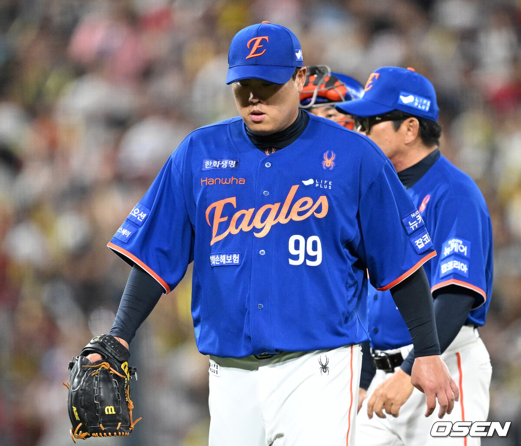1일 오후 광주-기아 챔피언스필드에서 2025 신한 SOL Bank KBO리그 KIA 타이거즈와 한화 이글스의 경기가 열렸다.KIA는 이의리, 한화는 류현진을 선발 투수로 내세웠다.6회말 1사 2루에서 한화 류현진이 마운드를 내려가고 있다. 2025.08.01 /sunday@osen.co.kr