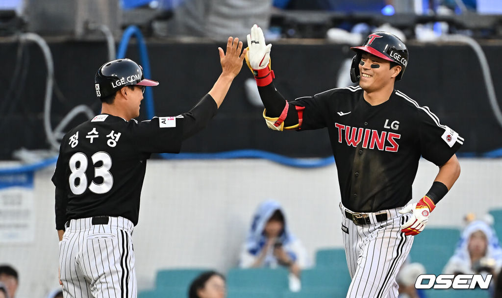 1일 대구삼성라이온즈파크에서 2025 신한 SOL 뱅크 KBO 리그 삼성 라이온즈와 LG 트윈스의 경기가 열렸다. 홈팀 삼성은 후라도가, 방문팀 LG는 임찬규가 선발 출전했다. LG 트윈스 천성호가 3회초 1사 우월 솔로 홈런을 치고 하이파이브를 하고 있다. 2025.08.01 / foto0307@osen.co.kr