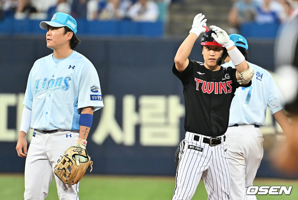 1일 대구삼성라이온즈파크에서 2025 신한 SOL 뱅크 KBO 리그 삼성 라이온즈와 LG 트윈스의 경기가 열렸다. 홈팀 삼성은 후라도가, 방문팀 LG는 임찬규가 선발 출전했다. LG 트윈스 구본혁이 4회초 2사 2루 중견수 앞 안타를 치고 2루까지 진루해 세리머니를 하고 있다. 2025.08.01 / foto0307@osen.co.kr