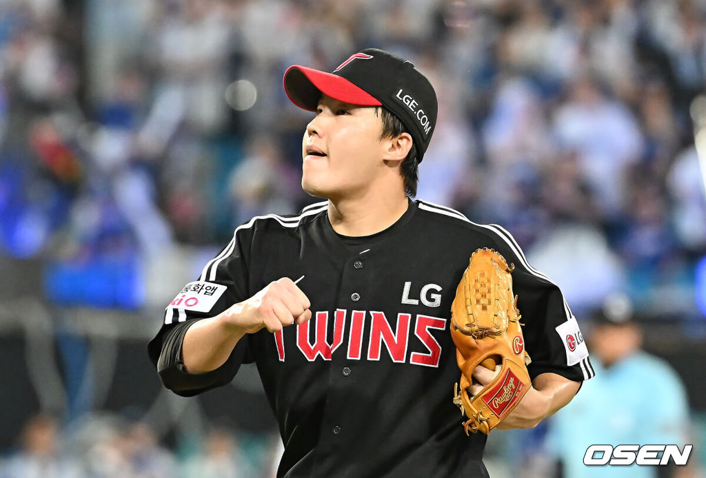 1일 대구삼성라이온즈파크에서 2025 신한 SOL 뱅크 KBO 리그 삼성 라이온즈와 LG 트윈스의 경기가 열렸다. 홈팀 삼성은 후라도가, 방문팀 LG는 임찬규가 선발 출전했다. LG 트윈스 임찬규가 5회말을 무실점으로 막고 주먹을 불끈 쥐고 있다. 2025.08.01 / foto0307@osen.co.kr