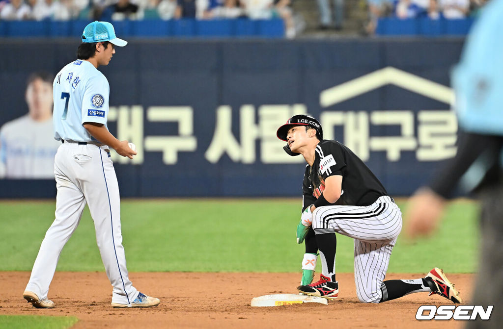 1일 대구삼성라이온즈파크에서 2025 신한 SOL 뱅크 KBO 리그 삼성 라이온즈와 LG 트윈스의 경기가 열렸다. 홈팀 삼성은 후라도가, 방문팀 LG는 임찬규가 선발 출전했다. LG 트윈스 박해민이 7회초 2사 1루 신민재 타석때 2루 도루를 성공하고 있다. 2025.08.01 / foto0307@osen.co.kr