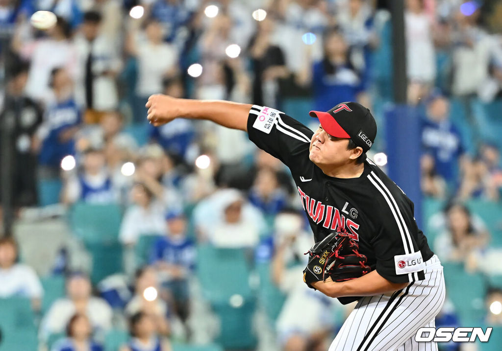 1일 대구삼성라이온즈파크에서 2025 신한 SOL 뱅크 KBO 리그 삼성 라이온즈와 LG 트윈스의 경기가 열렸다. 홈팀 삼성은 후라도가, 방문팀 LG는 임찬규가 선발 출전했다. LG 트윈스 장현식이 역투하고 있다. 2025.08.01 / foto0307@osen.co.kr