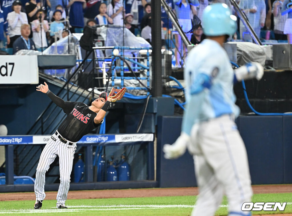 1일 대구삼성라이온즈파크에서 2025 신한 SOL 뱅크 KBO 리그 삼성 라이온즈와 LG 트윈스의 경기가 열렸다. 홈팀 삼성은 후라도가, 방문팀 LG는 임찬규가 선발 출전했다. LG 트윈스 천성호가 7회말 2사 만루 삼성 라이온즈 디아즈의 파울 플라이 타구를 잡고 있다. 2025.08.01 / foto0307@osen.co.kr