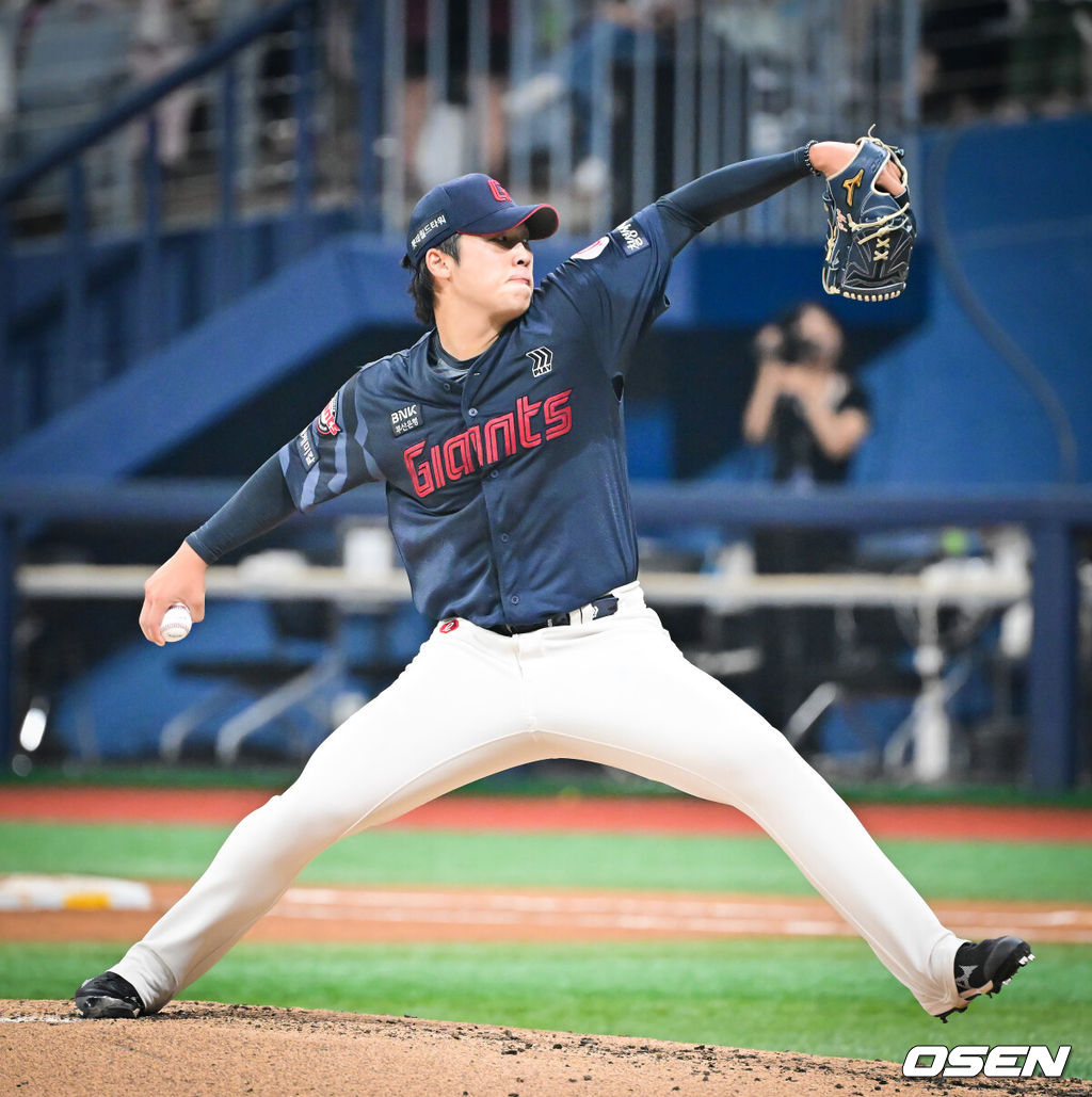 1일 오후 서울 고척스카이돔에서 ‘2025 신한 SOL BANK KBO리그’ 키움 히어로즈와 롯데 자이언츠의 경기가 진행됐다.이날 경기에 키움은 알칸타라를, 롯데는 이민석을 선발투수로 내세웠다.5회말 롯데 선발투수 이민석이 역투하고 있다. 2025.08.01 / soul1014@osen.co.kr