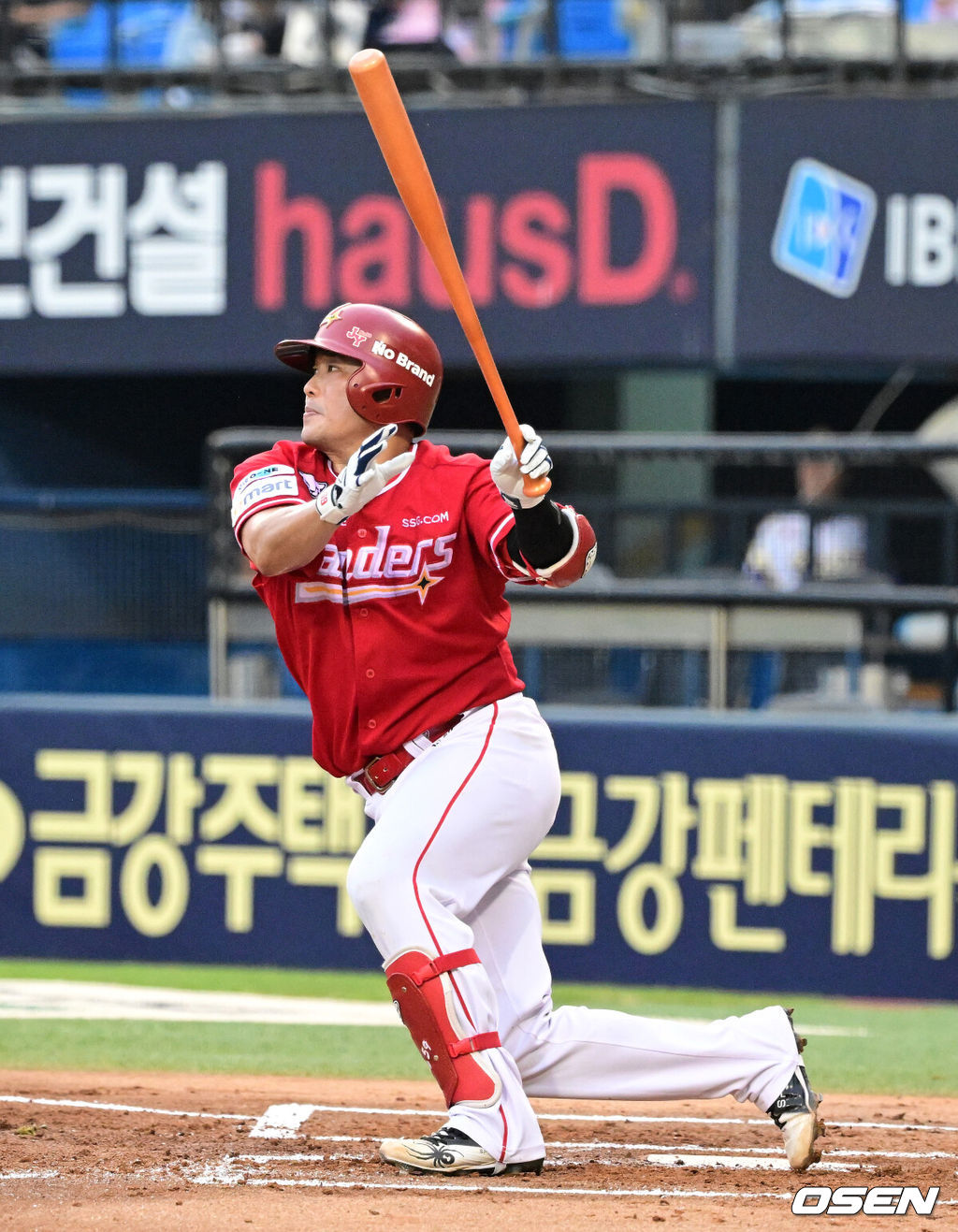 1일 오후 서울 잠실구장에서 ‘2025 신한 SOL Bank KBO리그’ 두산 베어스와 SSG 랜더스의 경기가 열렸다.두산은 곽빈, SSG는 김광현이 선발로 나섰다.2회초 2사 2루에서 SSG 이지영이 동점 1타점 적시 2루타를 날리고 있다. 2025.08.01 / jpnews@osen.co.kr