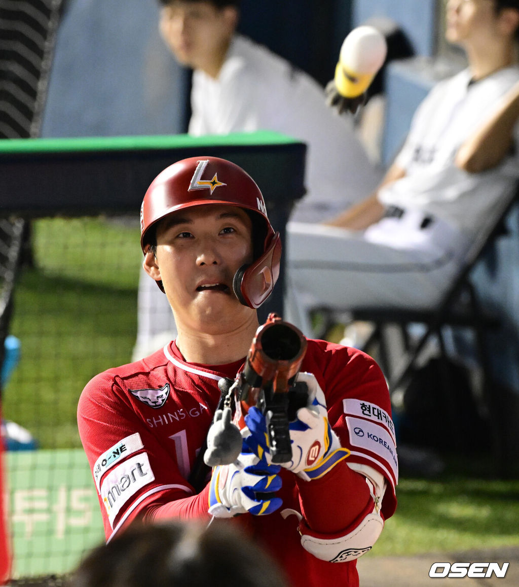 1일 오후 서울 잠실구장에서 ‘2025 신한 SOL Bank KBO리그’ 두산 베어스와 SSG 랜더스의 경기가 열렸다.두산은 곽빈, SSG는 김광현이 선발로 나섰다.6회초 무사에서 SSG 김성욱이 좌월 솔로포를 날리며 세리머니를 하고 있다. 2025.08.01 / jpnews@osen.co.kr