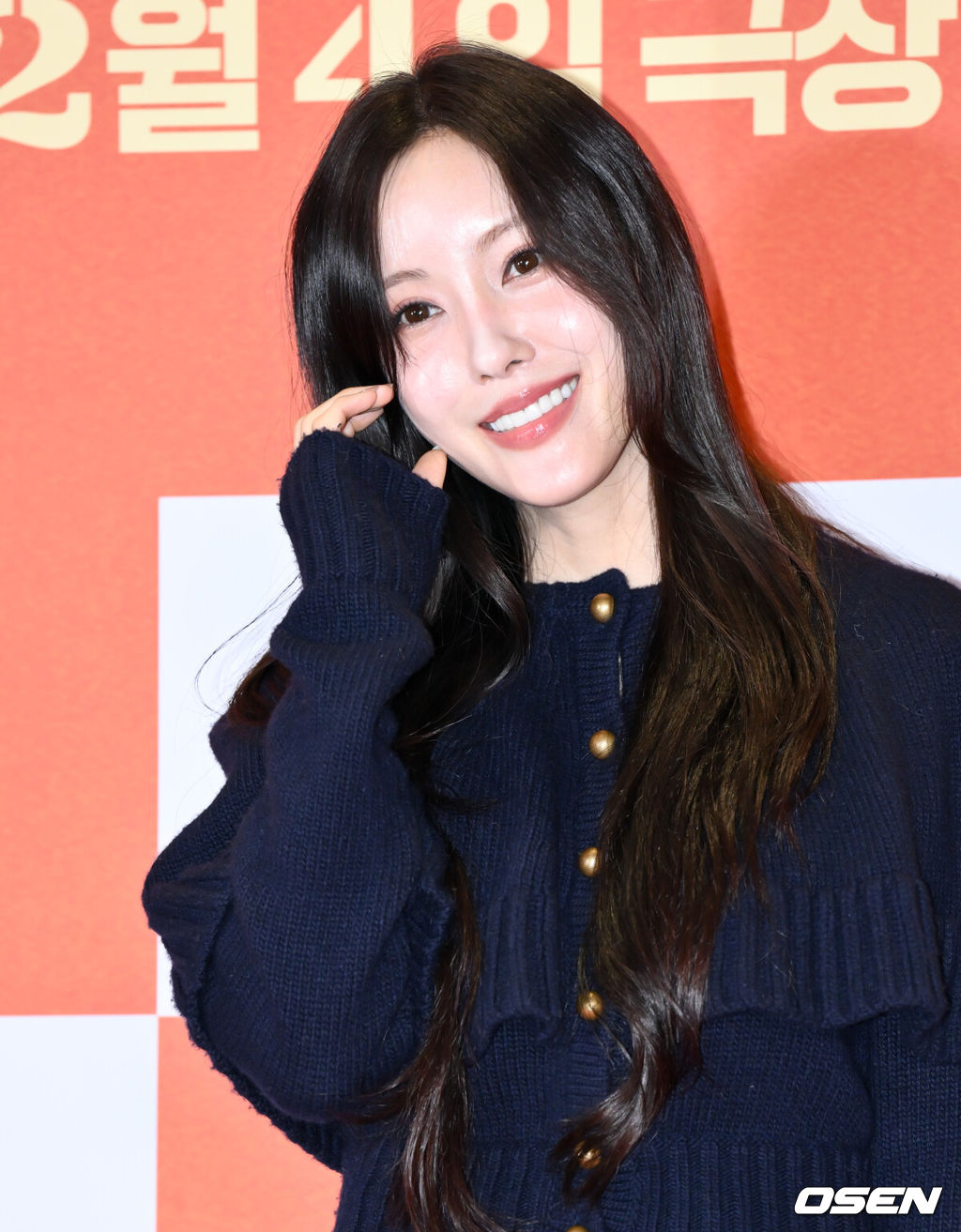 영화 '소방관(감독 곽경택)’ VIP시사회 및 포토월 행사가 3일 오후 서울시 강남구 메가박스 코엑스에서 열렸다.2001년 홍제동 화재 참사 사건을 모티브로 제작된 '소방관'은 열악한 환경 속에서도 화재 진압과 전원 구조라는 단 하나의 목표를 가지고 투입된 소방관들의 상황을 그린 이야기다.가수 효민이 포즈를 취하고 있다. 2024.12.03 /cej@osen.co.kr